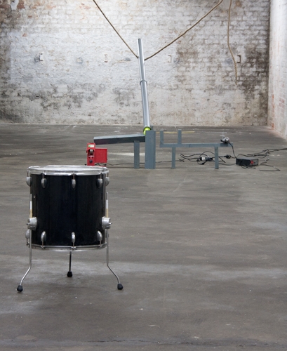 <p>Hicks Boson Beschleuniger</p><p> </p><p>2013<br />tennis ball machine, tennis balls, electrical motor, wood, plastic pipe, drum<br />dimensions variable</p>