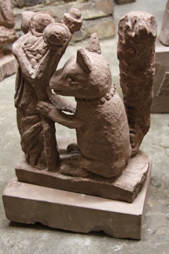 <p>Stefan Rinck - Eichhörnchen<br /><br />2008<br />Sandstone<br />33 x 27 x 13,5 cm</p>