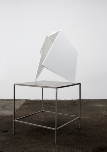<p>Katja Strunz</p><p><br />Einfalt und Ort, 2011<br />Steel, stainless steel, paint<br />144,5 x 101 x 70 cm</p>
