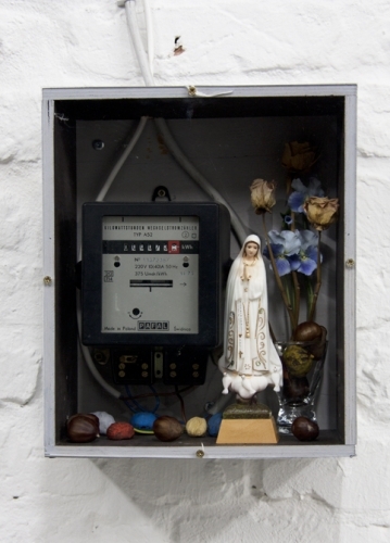 <p>Gabriel Vormstein</p><p><br />Untitled, 2009<br />Electric meter, plastic, maroni, watercolor, dried flower<br />29,5 x 24 x 14 cm</p>