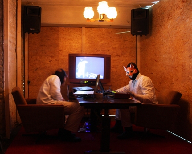 <p>Resonator</p><p><br />Fuchs, 2011<br />Mixed media, sound and video installation<br />Dimensions variable</p>