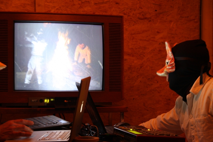 <p>Resonator</p><p><br />Fuchs, 2011<br />Mixed media, sound and video installation<br />Dimensions variable</p>